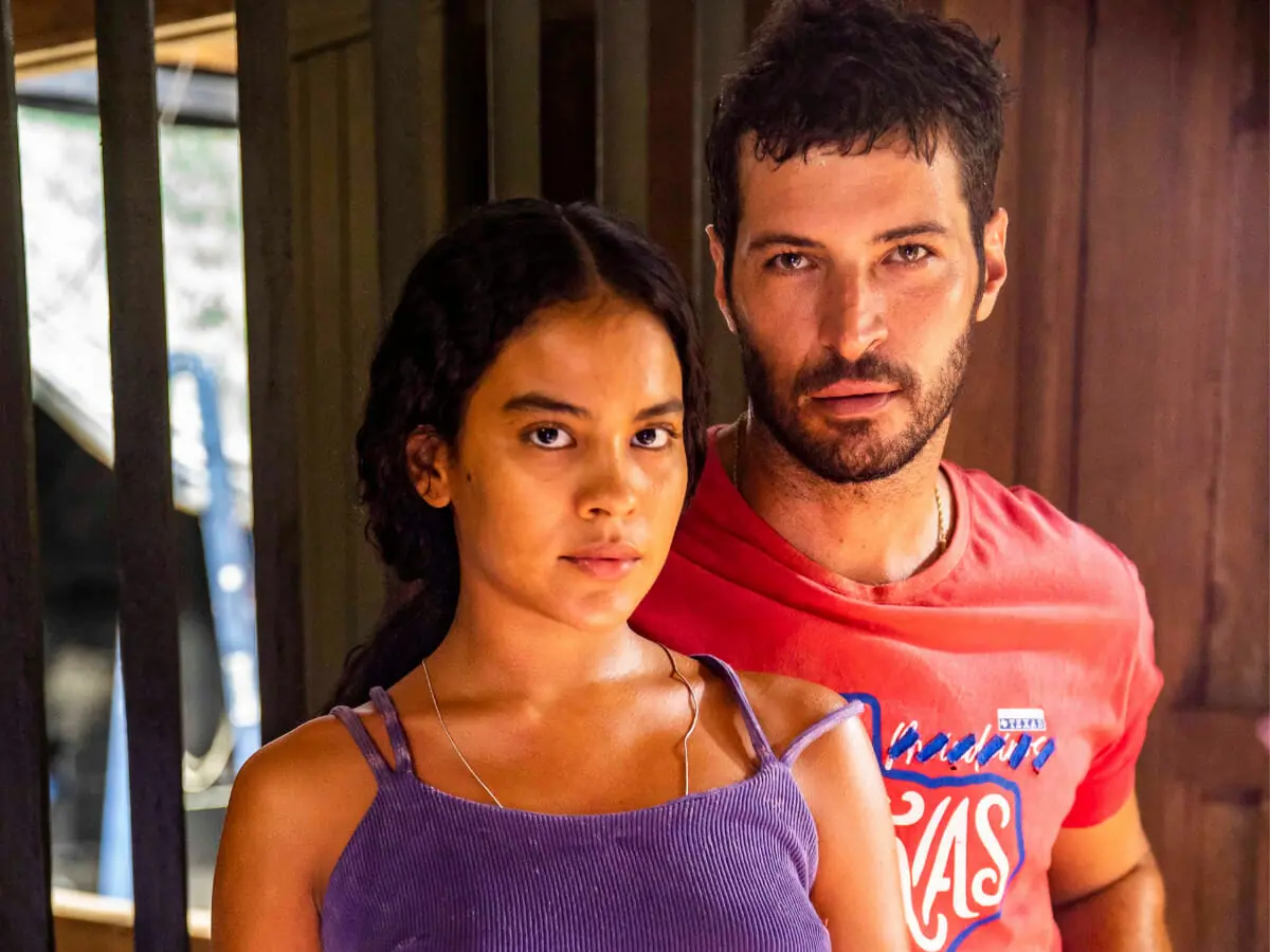 Levi (Leandro Lima) e Muda (Bella Campos) em Pantanal