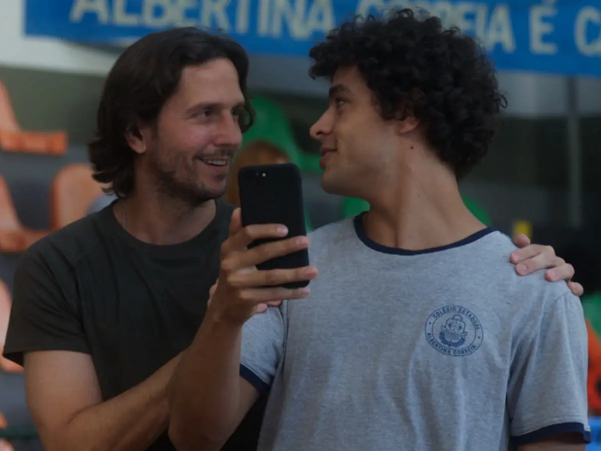 Neném (Vladimir Brichta) e Antônio (Matheus Abreu)