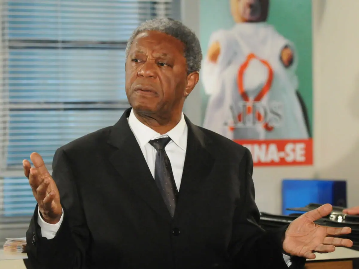 Milton Gonçalves vive Romildo em A Favorita