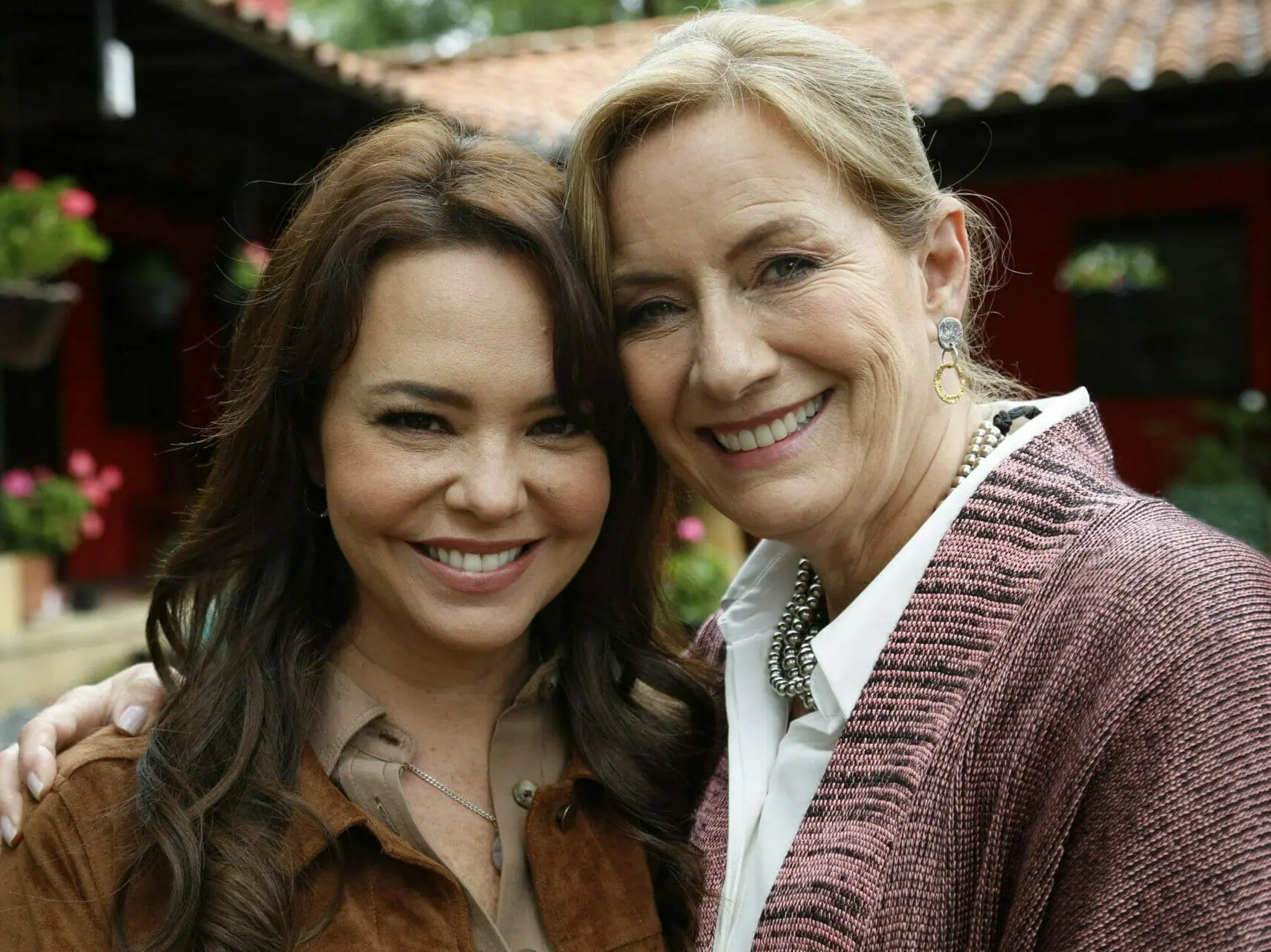 Sara (Natasha Klauss) e Gabriela (Kristina Lilley) em Paixões de Gavilanes