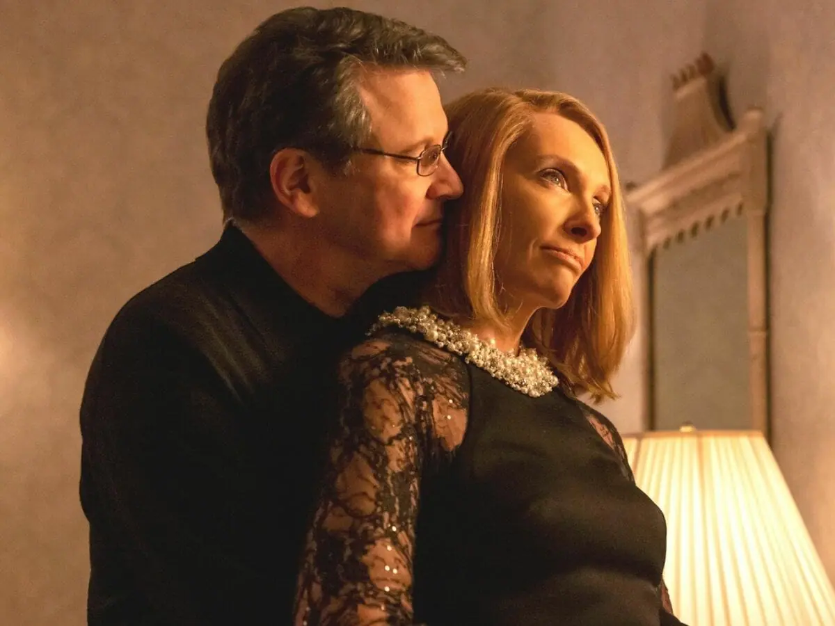 Colin Firth abraça Toni Collette na minissérie A Escada