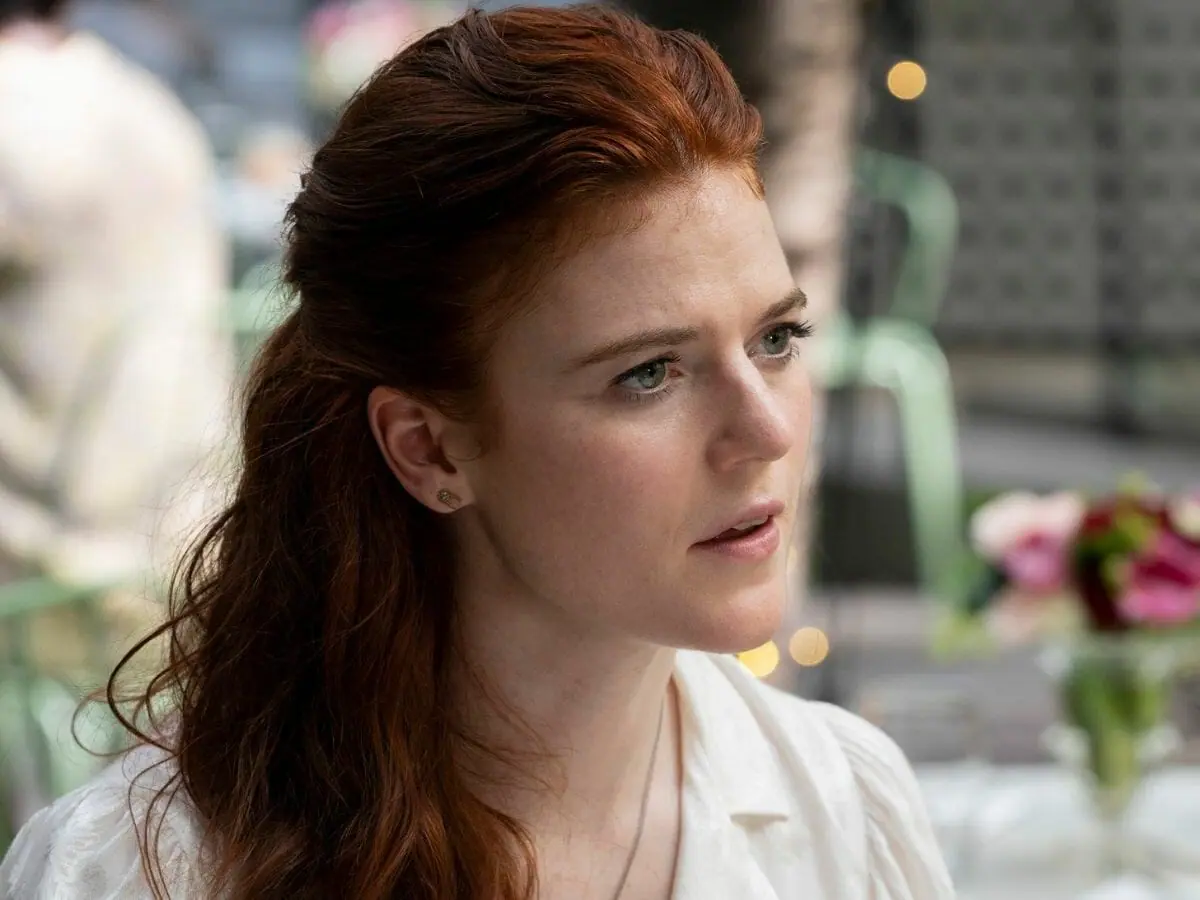 Rose Leslie em cena da série A Mulher do Viajante no Tempo