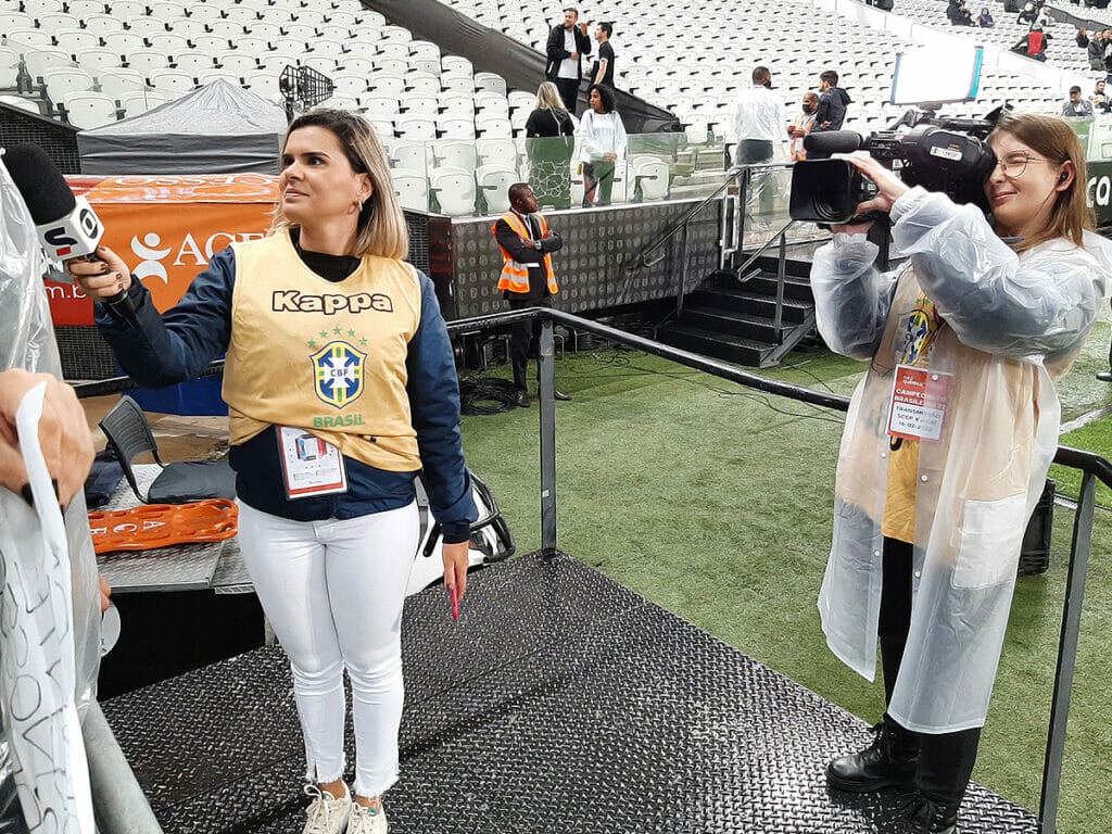 A jornalista Aline Galdino e a repórter cinematográfica Franciane Dahm na Neo Química Arena