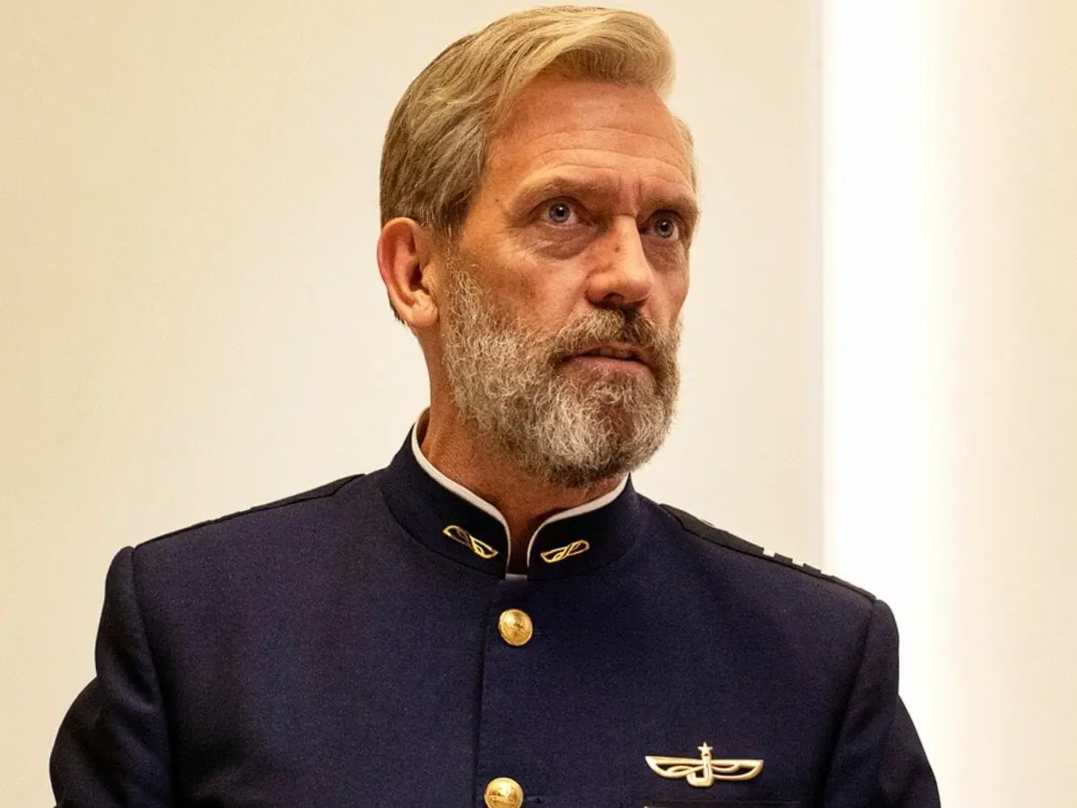 Hugh Laurie em cena da comédia Avenue 5