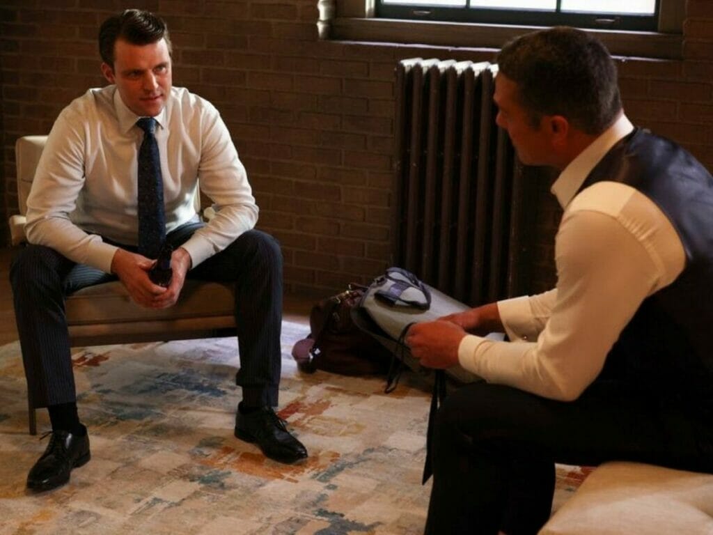 Jesse Spencer com Taylor Kinney no final da 10ª temporada de Chicago Fire