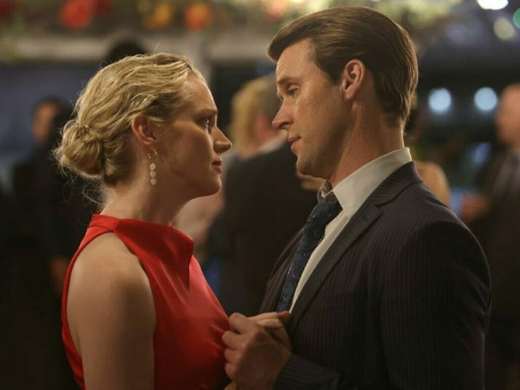 Brett (Kara Kilmer) e Casey dançam no final da 10ª temporada de Chicago Fire