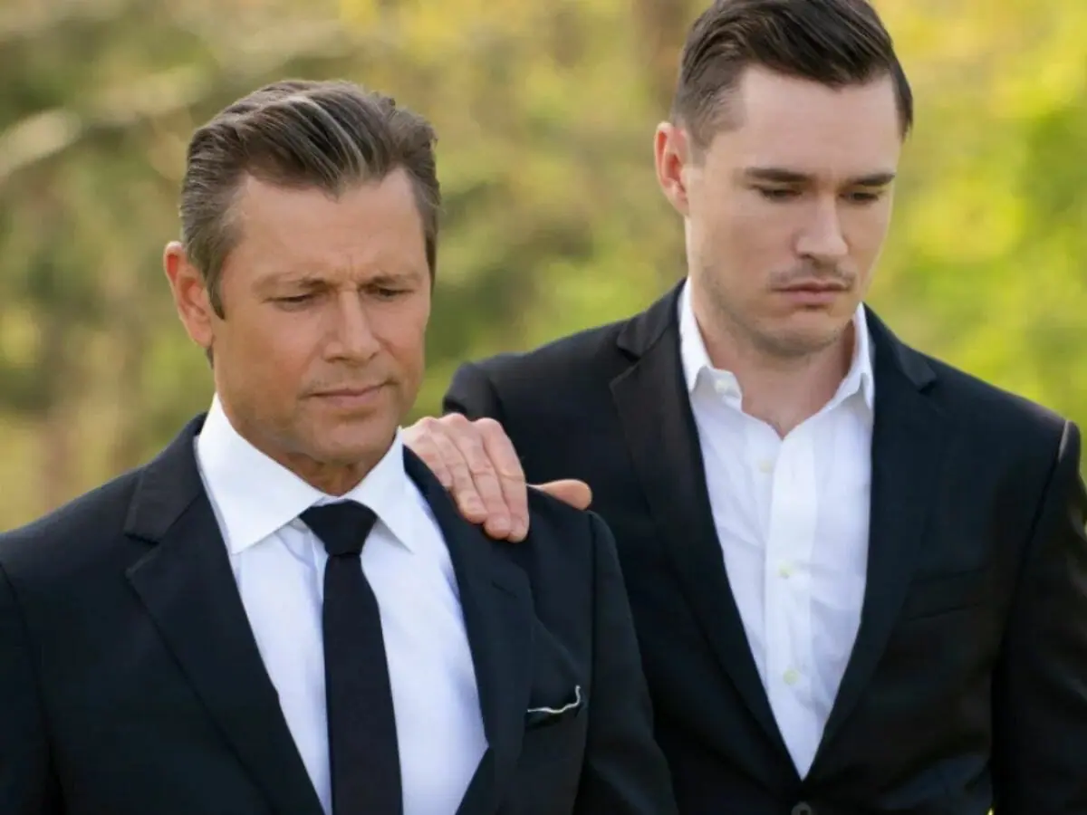 Grant Show e Sam Underwood em cena de Dinastia