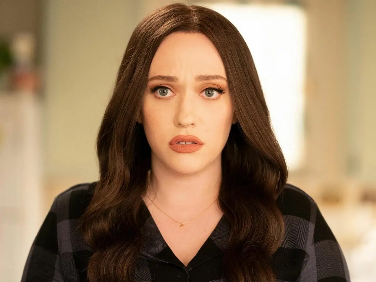 A atriz Kat Dennings na comédia Dollface