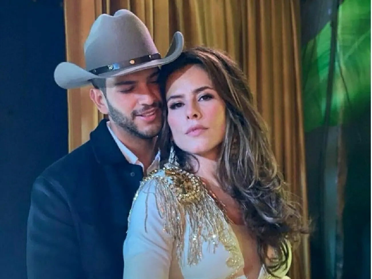 João David (Bernardo Flores) e Rosário (Zharick León) em Paixões de Gavilanes
