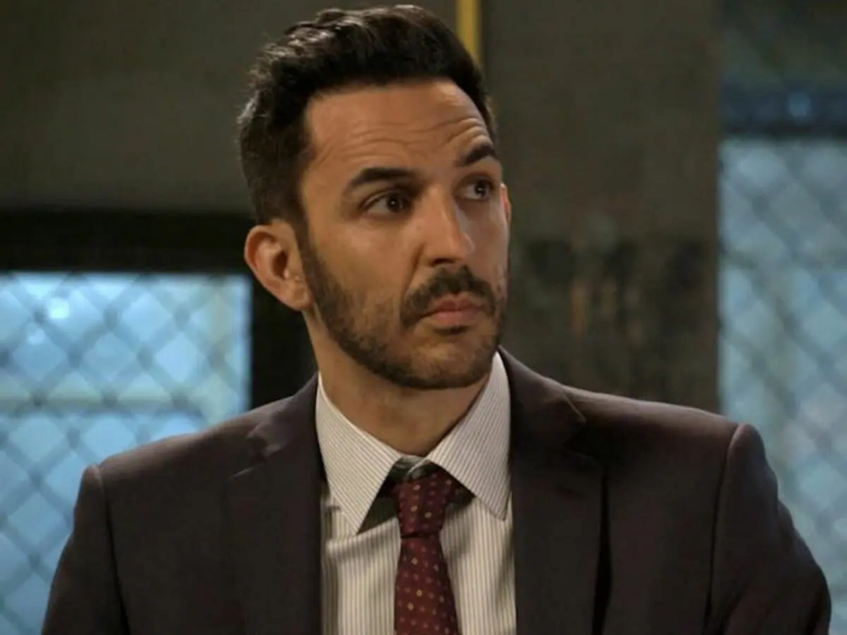 Amir Arison em cena da série Lista Negra