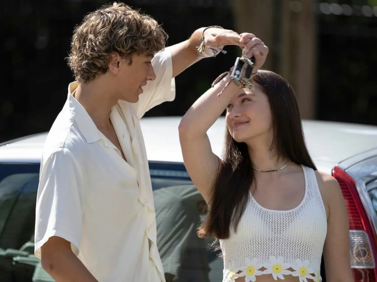 Gavin Casalegno com Lola Tung em O Verão que Mudou Minha Vida