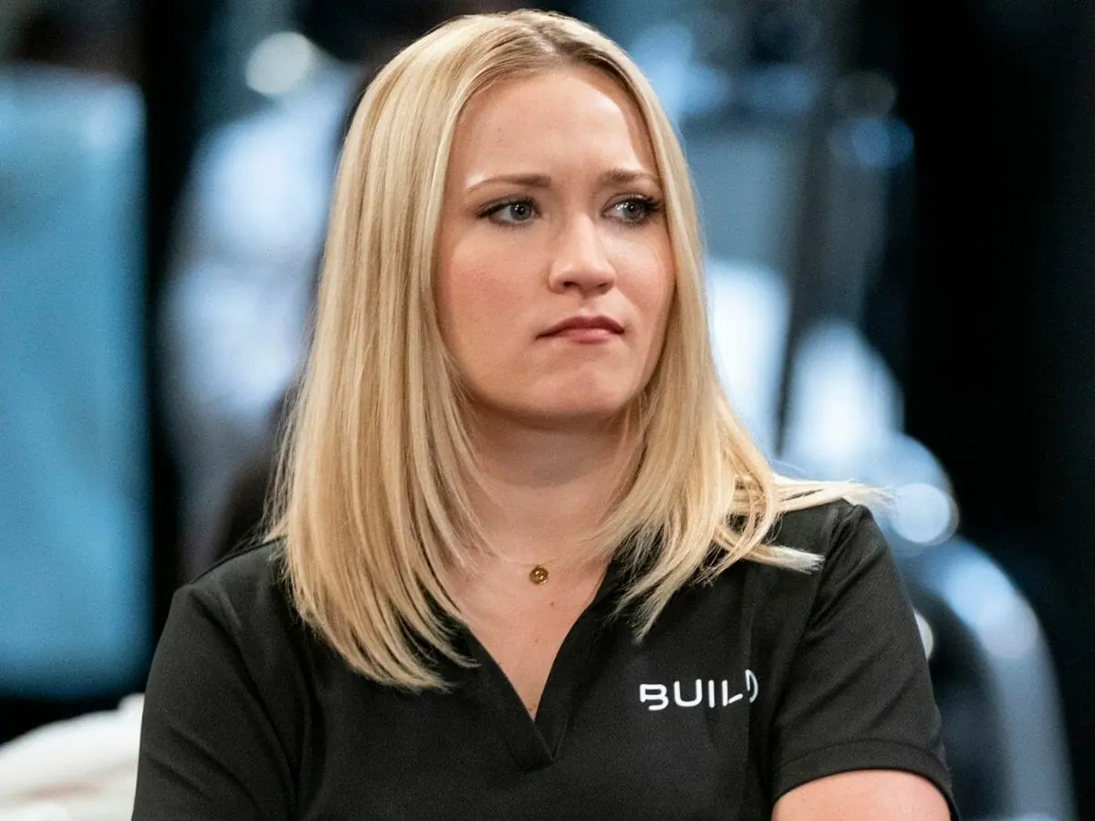 Emily Osment em Pretty Smart, uma das séries canceladas pela Netflix recentemente