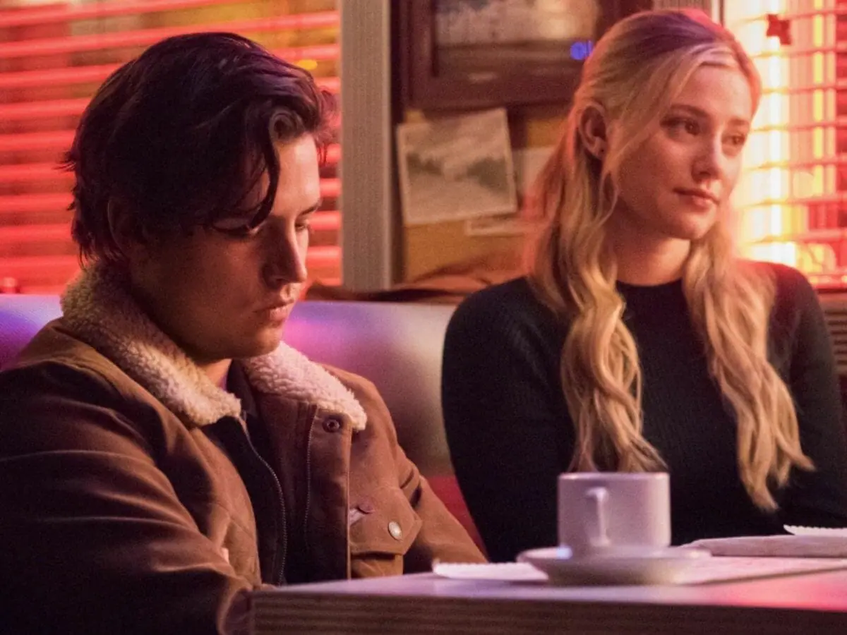 Cole Sprouse e Lili Reinhart em cena de Riverdale