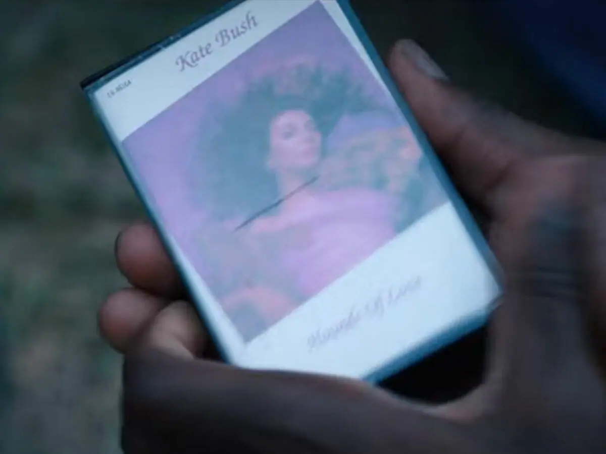 Fita cassete de Kate Bush que aparece em Stranger Things 4