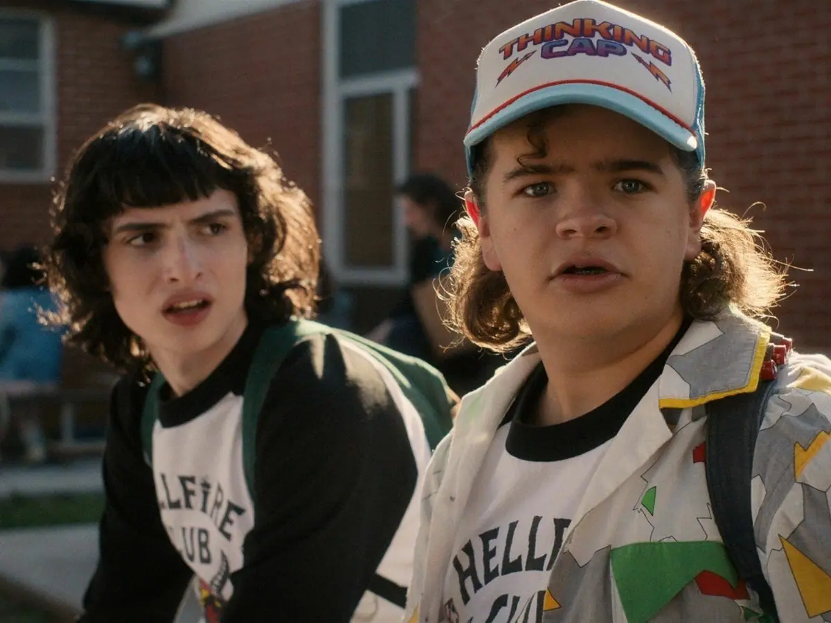 Finn Wolfhard (à esq.) com Gaten Matarazzo em Stranger Things 4