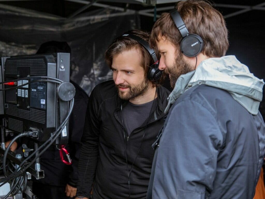 Matt (à esq.) e Ross Duffer nos bastidores de Stranger Things
