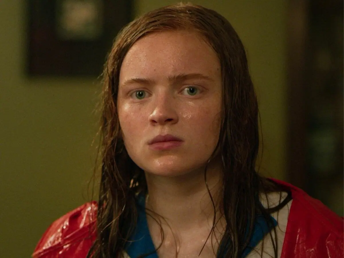 A atriz Sadie Sink em cena de Stranger Things