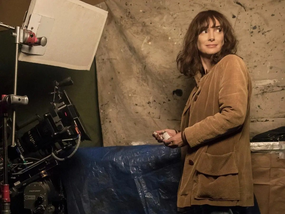 A atriz Winona Ryder nos bastidores de Stranger Things