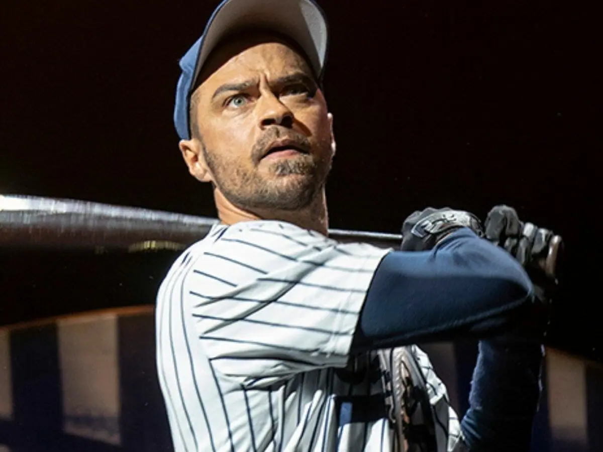 Jesse Williams na peça de teatro Take Me Out