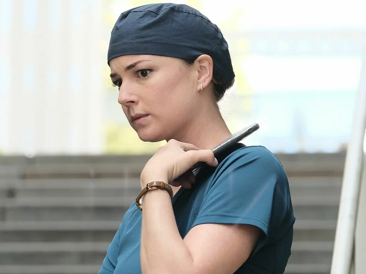 A atriz Emily VanCamp no drama médico The Resident
