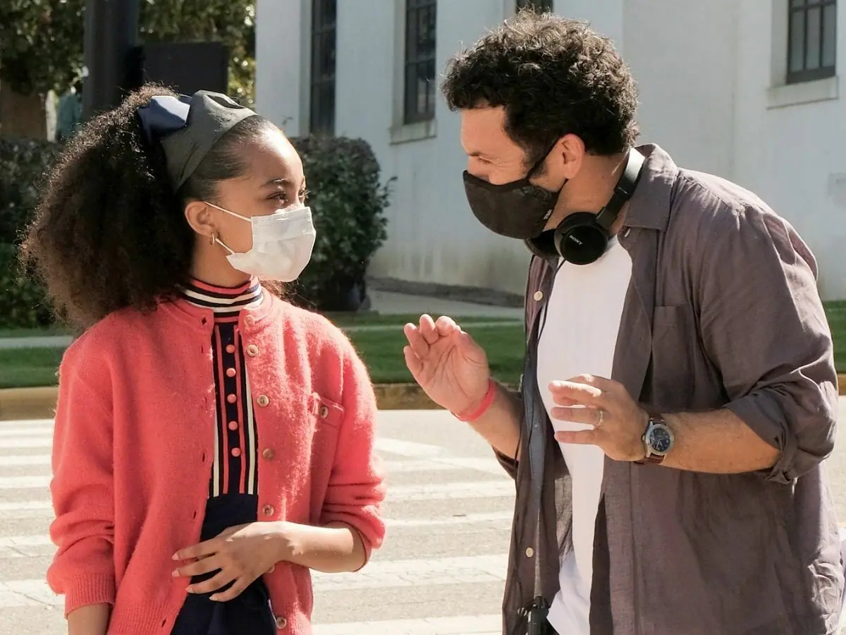 Fred Savage orienta Milan Ray ao dirigir episódio de Anos Incríveis