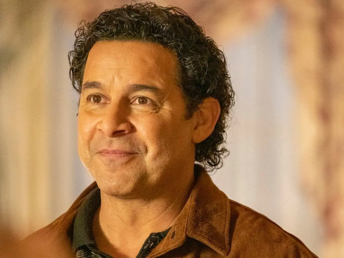 O ator Jon Huertas em episódio de This Is Us