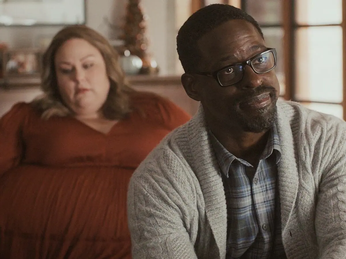 Chrissy Metz (ao fundo) e Sterling K. Brown na 6ª temporada de This Is Us