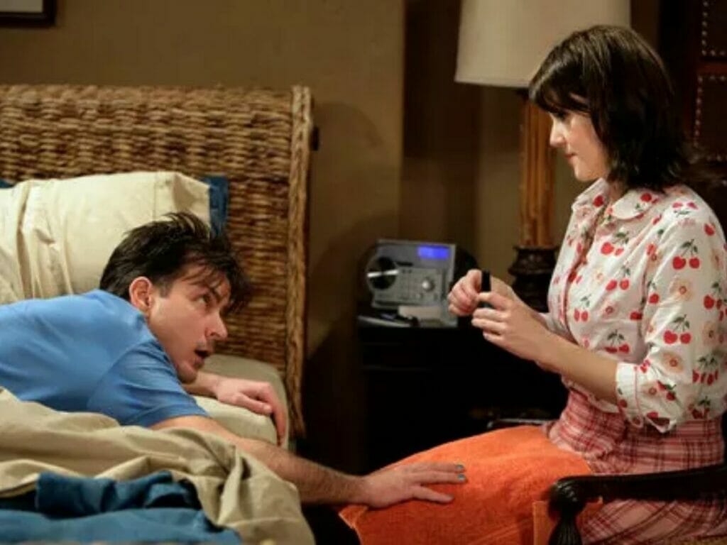 Charlie Sheen com Melanie Lynskey em Two and a Half Men