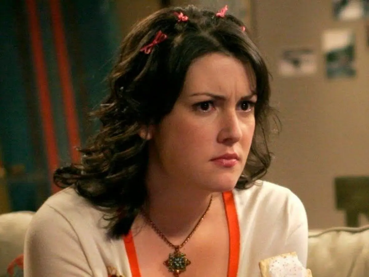 Melanie Lynskey em cena da comédia Two and a Half Men