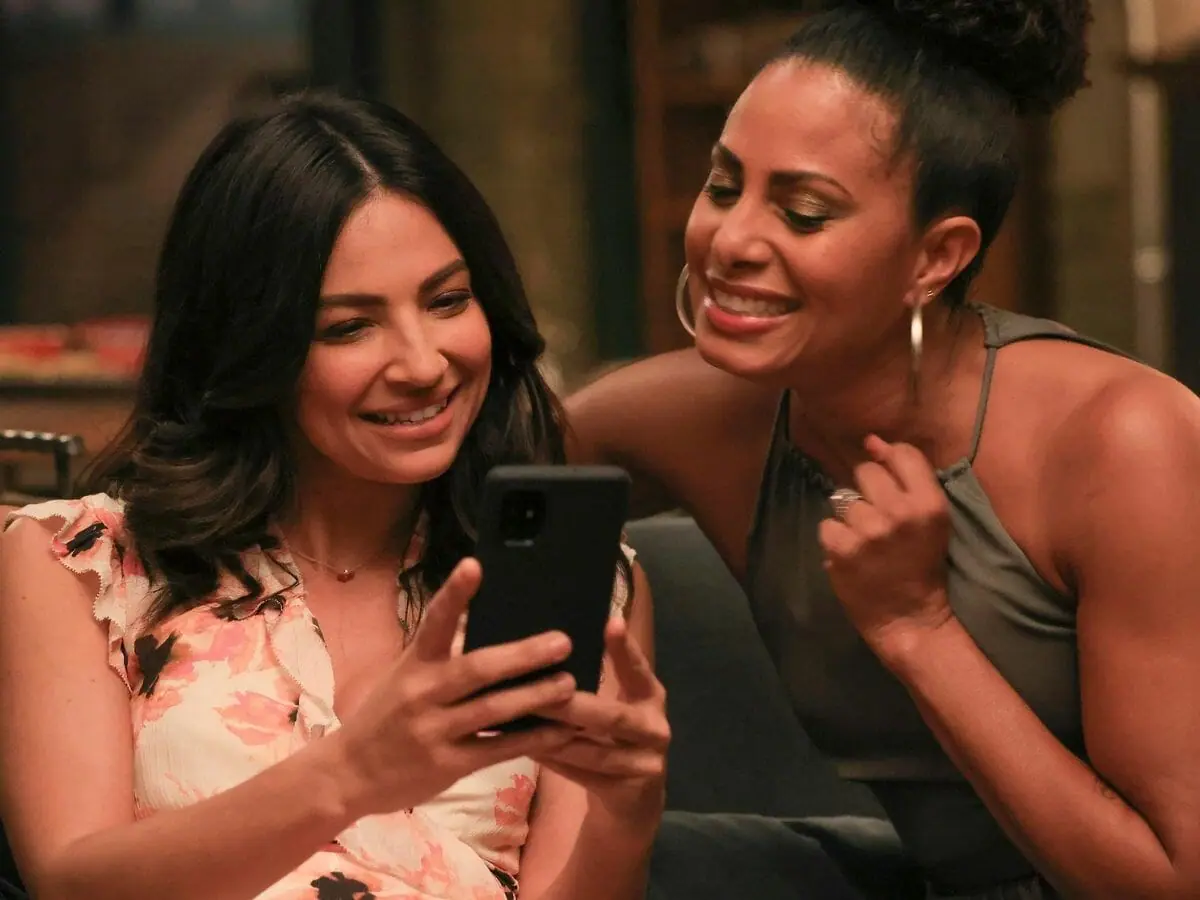 Floriana Lima (à esq.) e Christina Moses na 4ª temporada de Um Milhão de Coisas