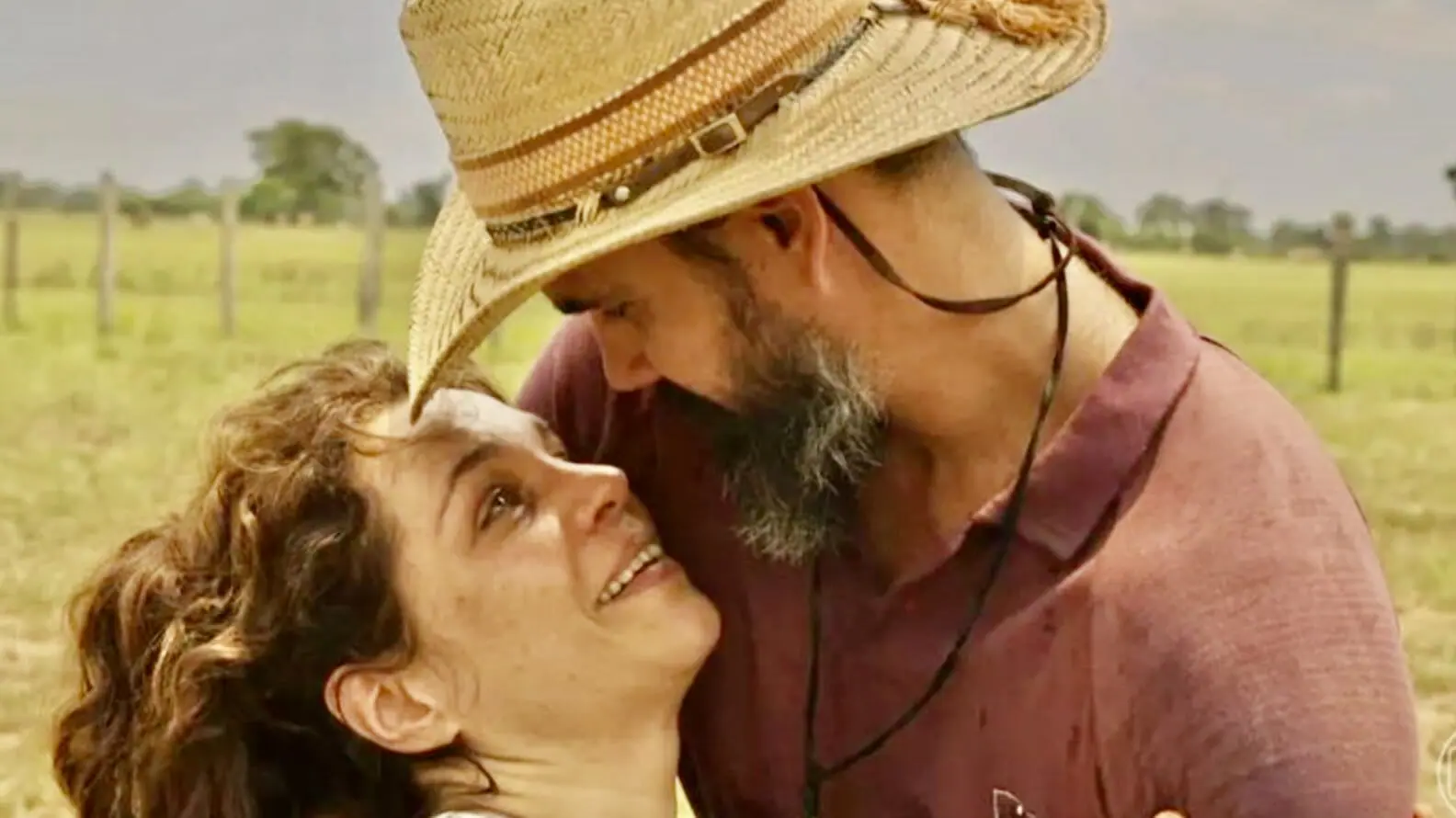 Maria Bruaca (Isabel Teixeira) e Alcides (Juliano Cazarré) de Pantanal