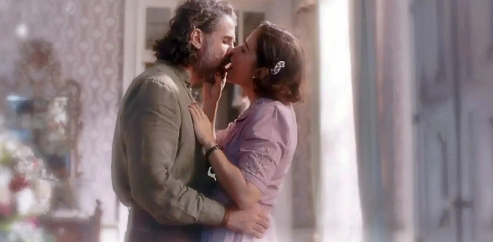 Leônidas (Eriberto Leão) e Heloísa (Paloma Duarte) em Além da Ilusão