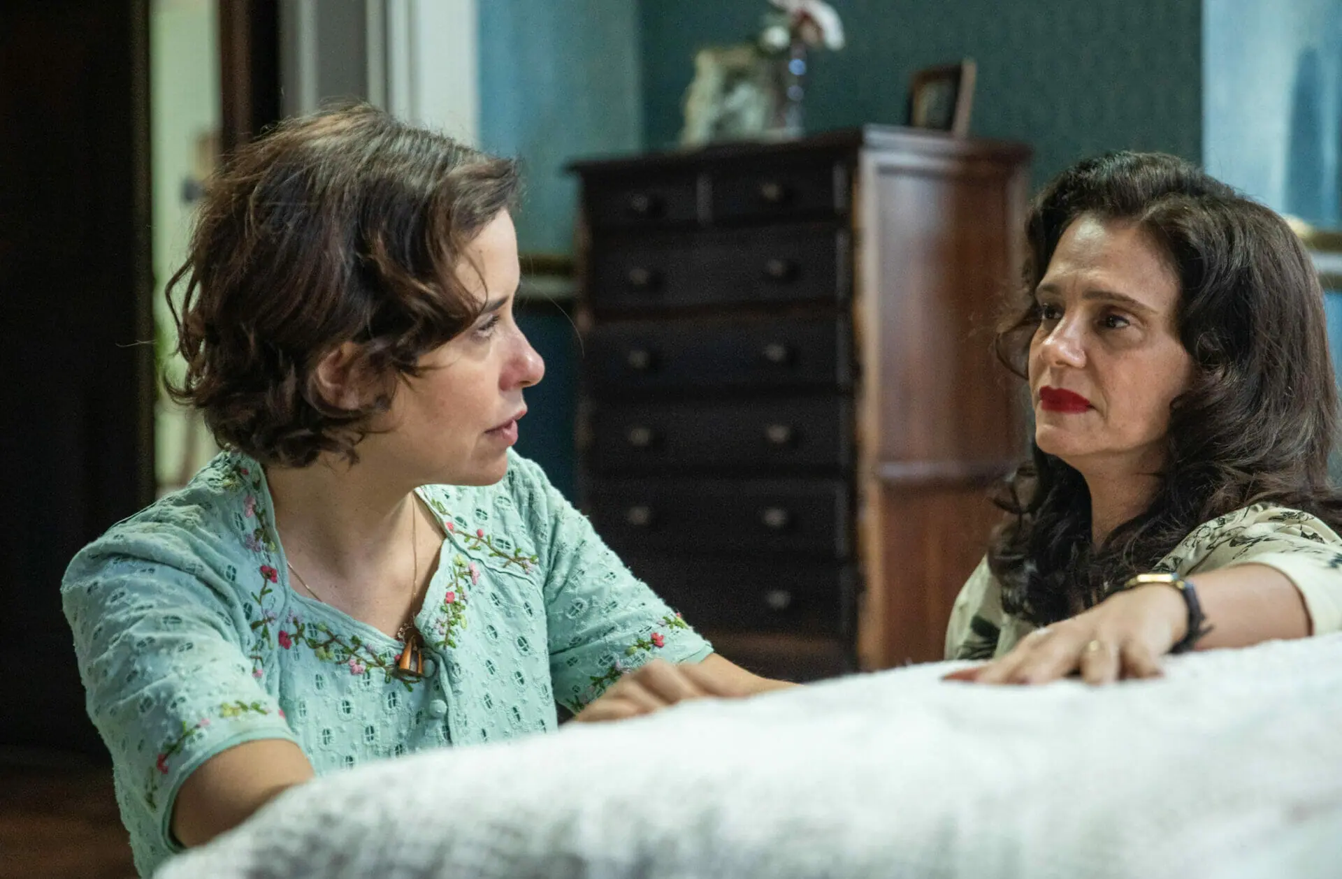 Violeta (Malu Galli) e Heloísa (Paloma Duarte) em Além da Ilusão