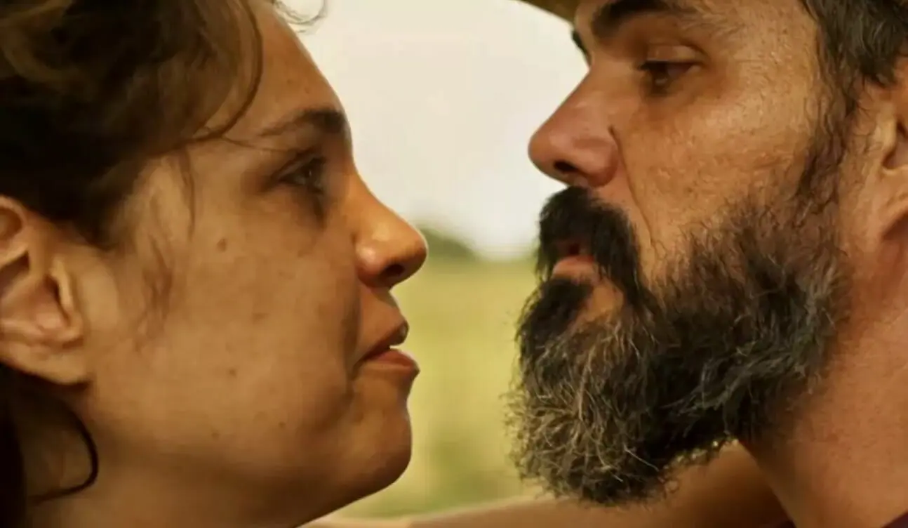 Alcides (Juliano Cazarré) e Maria Bruaca (Isabel Teixeira) de Pantanal