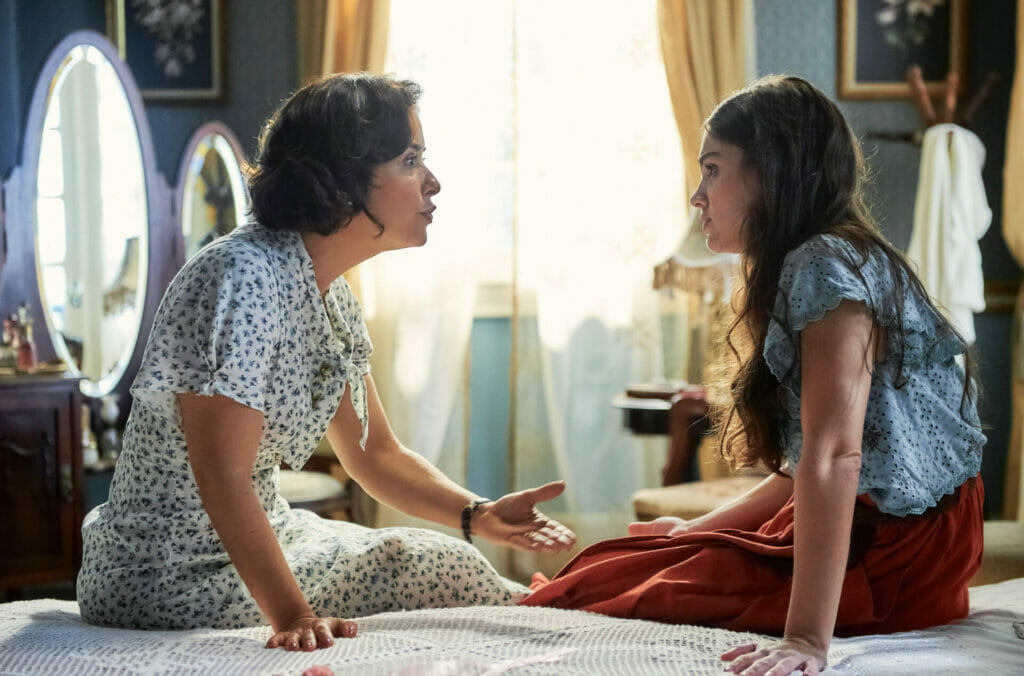 Heloísa (Paloma Duarte) e Olívia (Débora Ozório) em Além da Ilusão