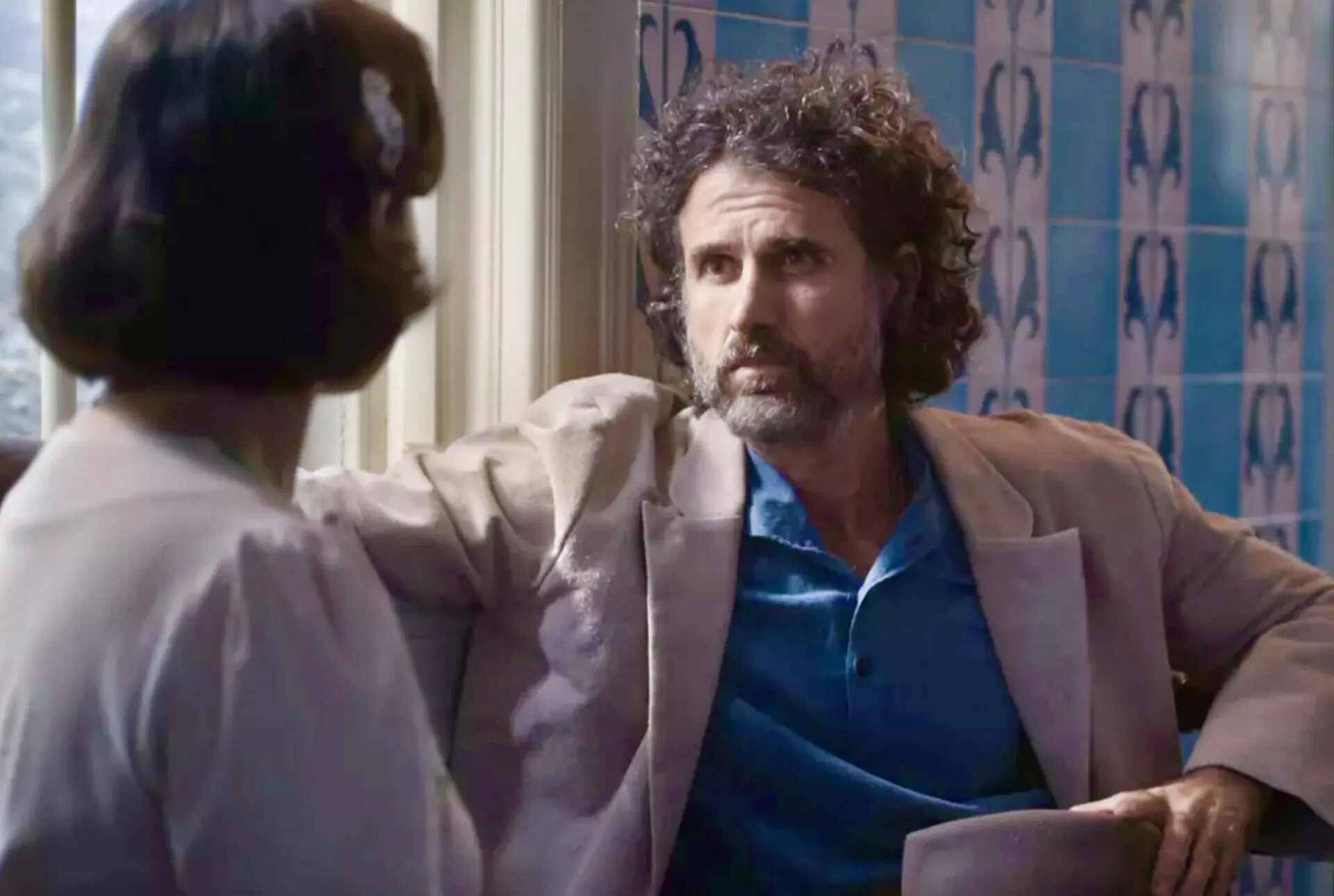 Leônidas (Eriberto Leão) e Heloísa (Paloma Duarte) em Além da Ilusão