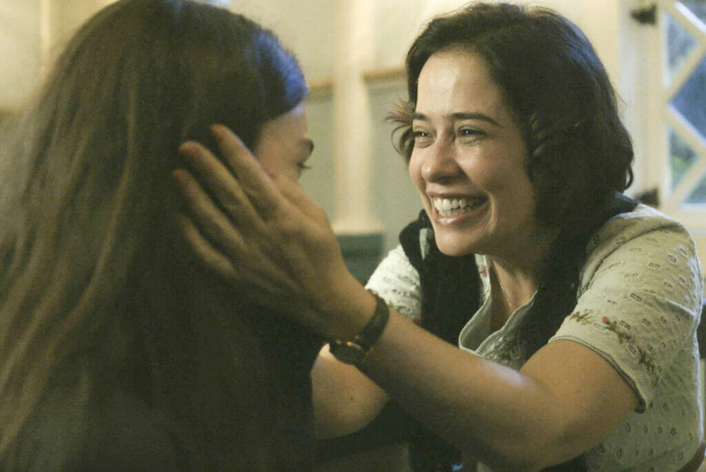 Heloísa (Paloma Duarte) e Olívia (Débora Ozório) em Além da Ilusão