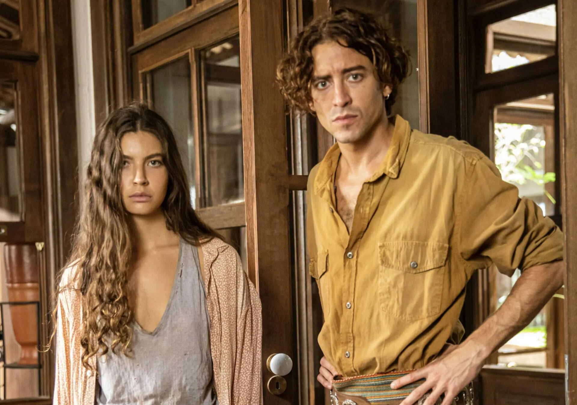 Juma (Alanis Guillen) e Jove (Jesuíta Barbosa) em Pantanal