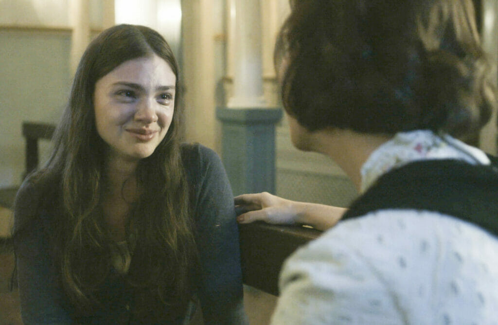 Heloísa (Paloma Duarte) e Olívia (Débora Ozório) em Além da Ilusão