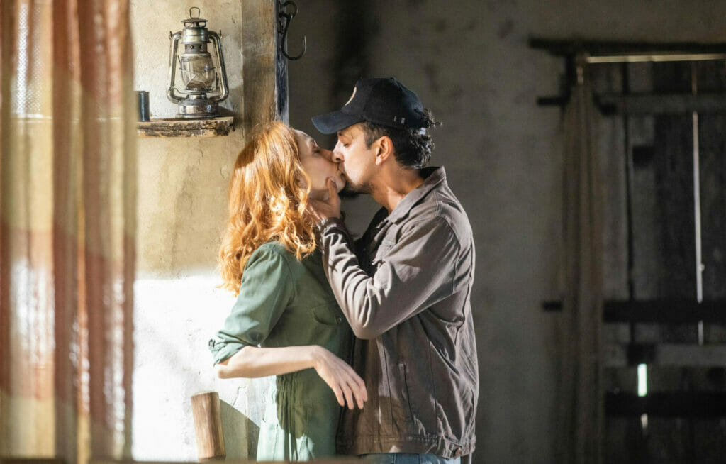 José Lucas de Nada (Irandhir Santos) beija Irma (Camila Morgado) em Pantanal