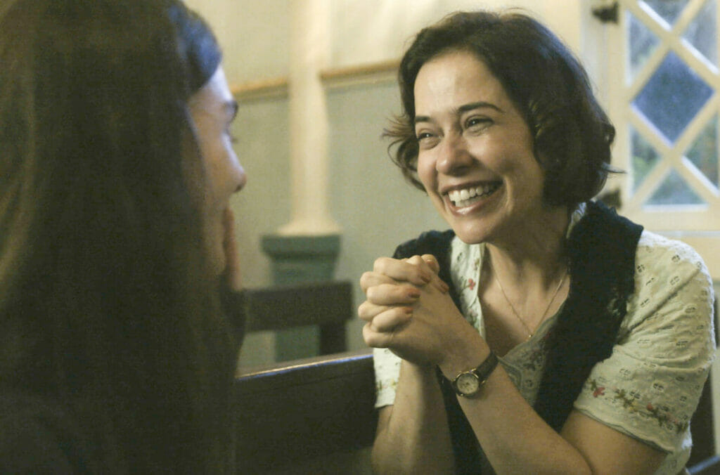 Heloísa (Paloma Duarte) e Olívia (Débora Ozório) em Além da Ilusão