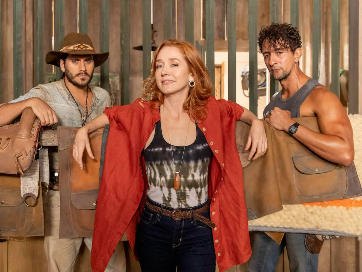 Irma (Camila Morgado) entre Trindade (Gabriel Sater) e José Lucas (Irandhir Santos) em Pantanal