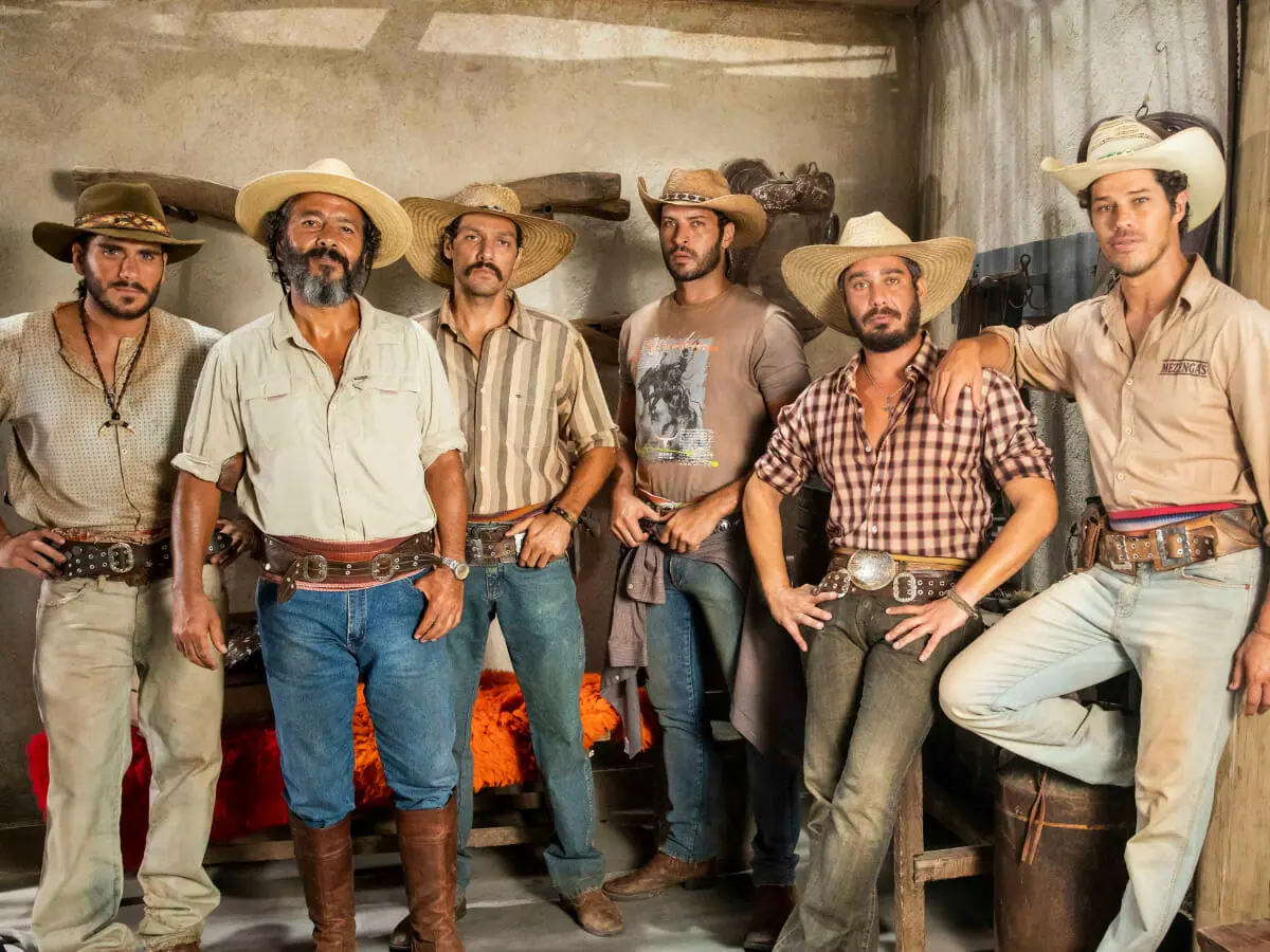 José Leôncio (Marcos Palmeira), Tadeu (José Loreto), Tibério (Guito), Levi (Leandro Lima), Trindade (Gabriel Sater) e João Zoinho (Thommy Schiavo) em Pantanal