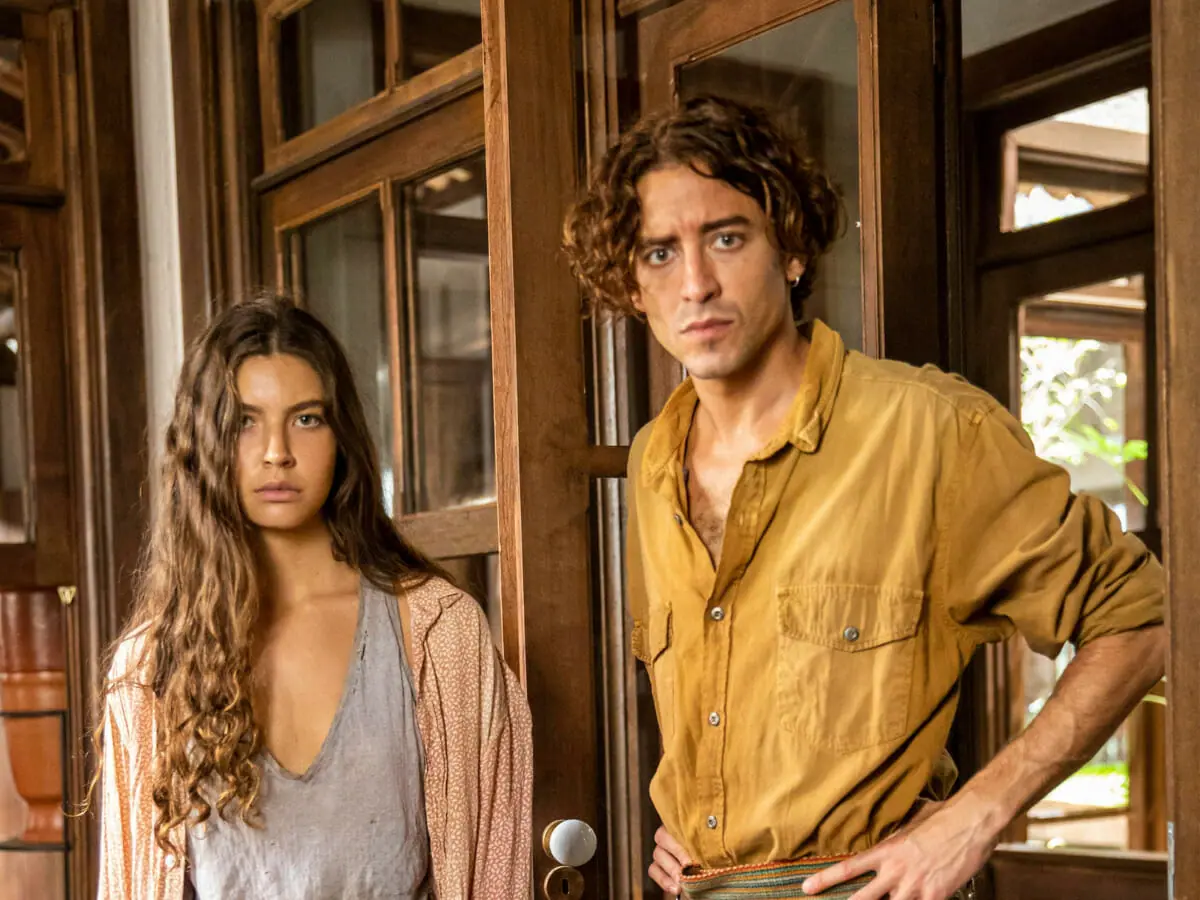 Jove (Jesuíta Barbosa) e Juma (Alanis Guillen) em Pantanal