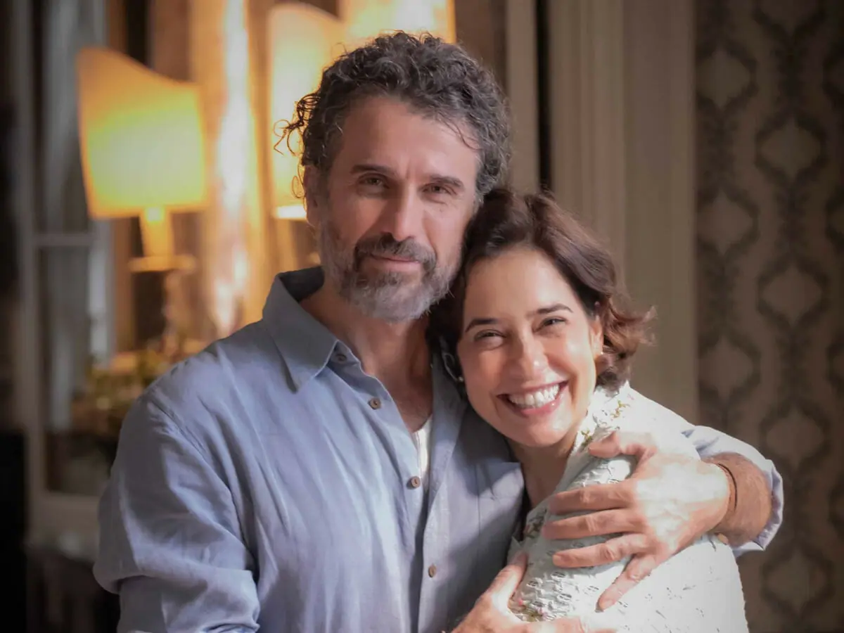 Leônidas (Eriberto Leão) e Heloísa (Paloma Duarte) em Além da Ilusão
