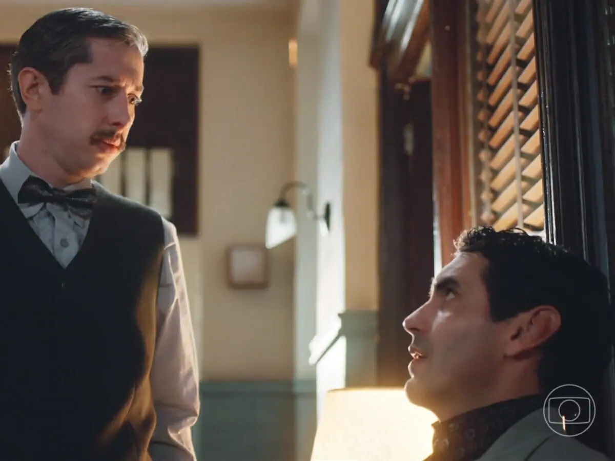 Leopoldo (Michel Blois) e Plínio (Níkolas Antunes) de Além da Ilusão