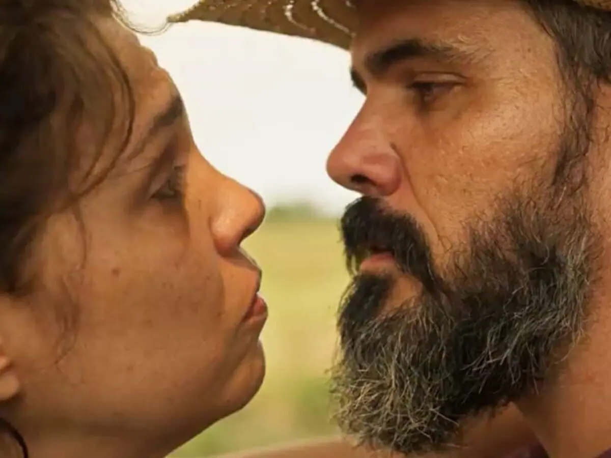 Maria Bruaca (Isabel Teixeira) e Alcides (Juliano Cazarré) de Pantanal