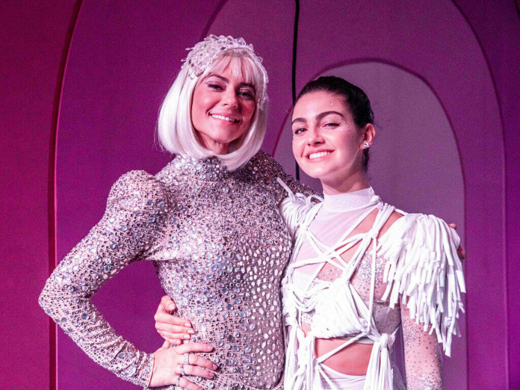 Pat (Paolla Oliveira) e Lou (Vitória Bohn) em Cara e Coragem