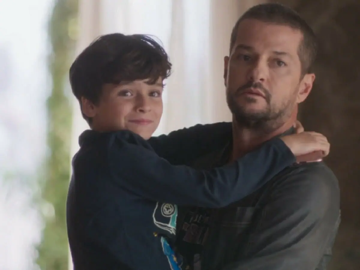 Chiquinho (Guilherme Tavares) e Moa (Marcelo Serrado) em Cara e Coragem