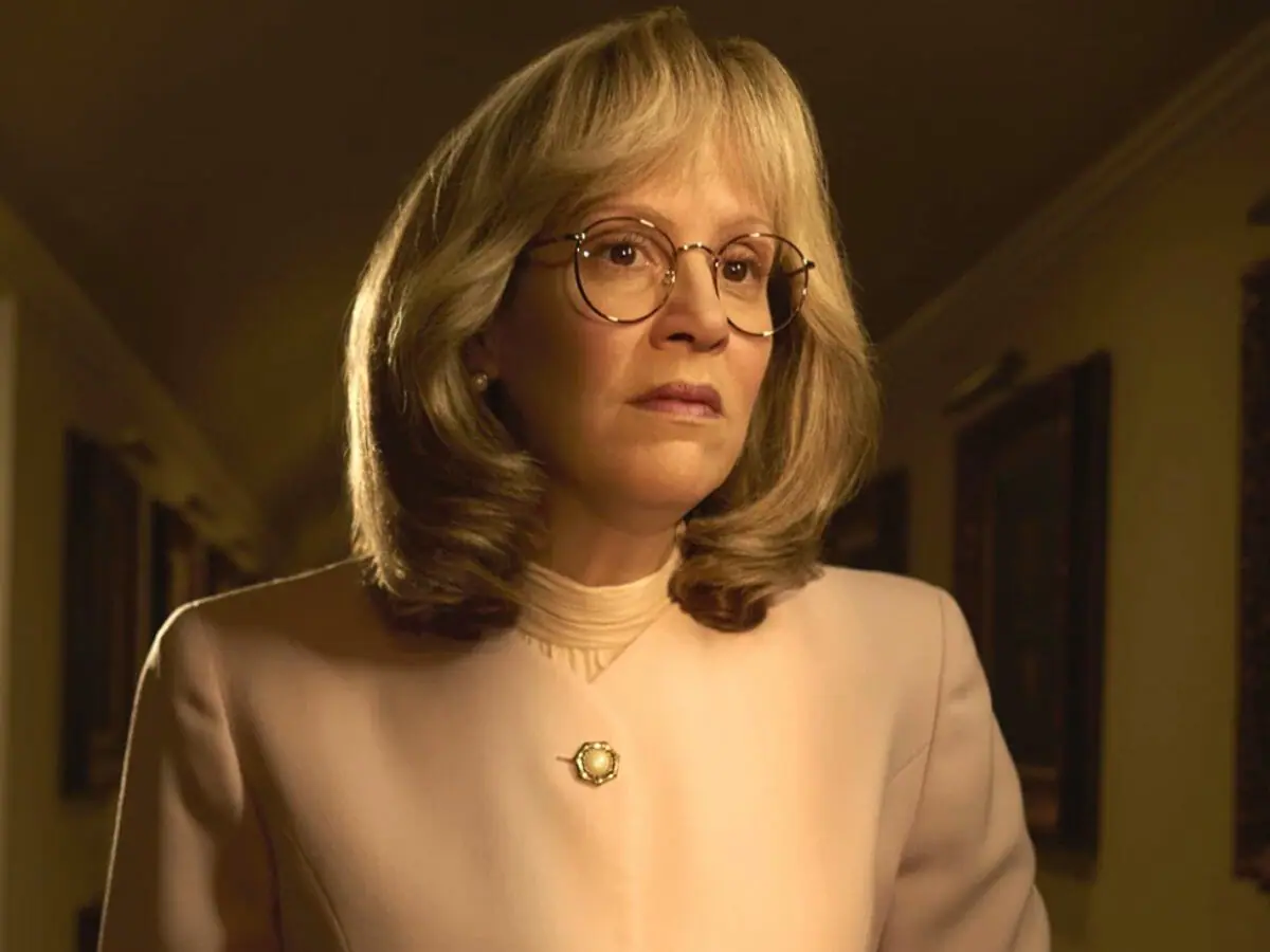 Sim, esta é a atriz Sarah Paulson na série ACS: Impeachment